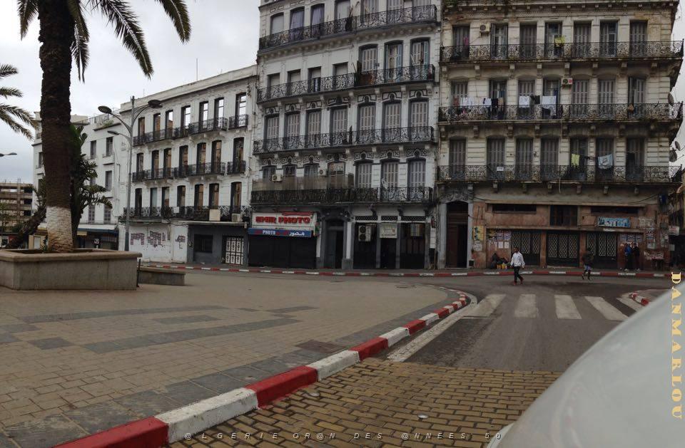 ORAN-Place d'Armes Pres du photographe emplacement de l'ancien cinema Le Royal.jpg